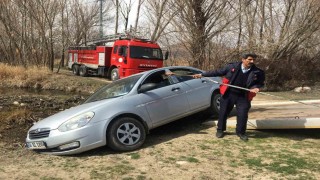 Bahçesindeki yangına yetişmek isterken kaza yaptı
