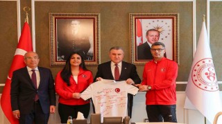 Bakan Bak, Atıcılık Milli Takımını kabul etti
