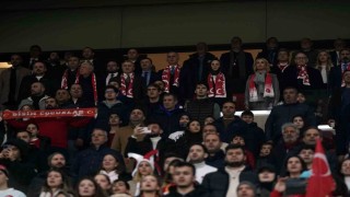 Bakan Bak, milli maçı takip etti