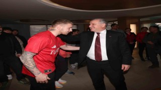 Bakan Bak, milli sporcularla iftarda bir araya geldi