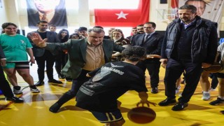 Bakan Bak okul sporları finallerinde gösteri maçına çıkacak