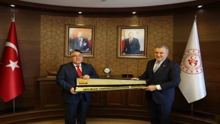Bakan Bak, Rektör Özölçeri makamında kabul etti