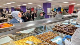 Bakan Göktaş, başkentte KYK yurdundaki kız öğrencilerle sahur yaptı