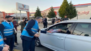 Bakan Işıkhan, sürücülere iftariyelik dağıttı
