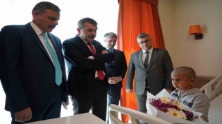 Bakan Tekin, minik Muratı Beşiktaşlı olmaya ikna edemedi