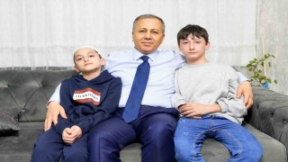 Bakan Yerlikaya, sahipsiz köpeklerin saldırdığı Tunahanı ve ailesini ziyaret etti