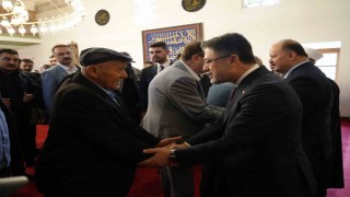 Bakan Yumaklı, bayram namazı sonrasında vatandaşlarla bayramlaştı