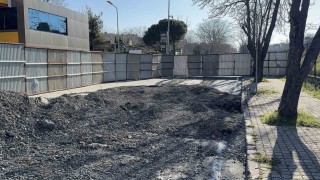 Bakırköyde bir hafta önce çöken ve yapılmayan yol vatandaşı isyan ettirdi