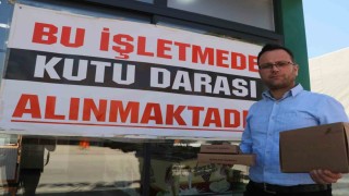 Baklava satışı yapan firma kutu darası tartışmasına 21 şubesine astığı pankartla son verdi
