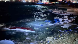 Balıkçılar, tekneleri alabora olmasın diye mücadele verdiler