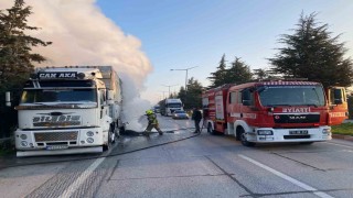 Balıkesirde balataları yanan kamyon yol kapattı