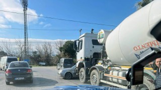 Balıkesirde beton mikseri ile otomobil çarpıştı