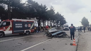 Balıkesirde feci kaza: 1 ölü, 1i ağır 10 yaralı