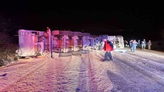 Balıkesirde mıcır yüklü kamyon devrildi 2 yaralı