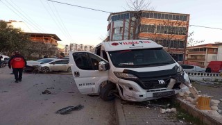 Balıkesirde servis aracı ile otomobil çarpıştı: 6 yaralı