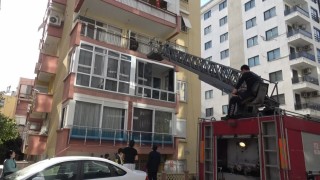 Balkondan merdivenle daireye giren ekipler yaşlı adamı uyurken buldu