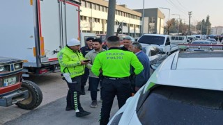 Barışmak istediği eşini tabanca ile kovaladı