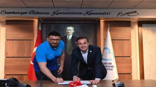 Başkan Ahmet Akın, şampiyon güreşçileri Balıkesirin renklerine bağladı