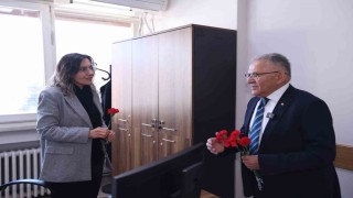 Başkan Büyükkılıçtan Dünya Kadınlar Gününe karanfilli kutlama