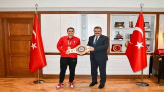 Başkan Genç Dünya Şampiyonu Busenaz Sürmeneliyi ağırladı