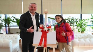 Başkan Karabatıdan başarılı öğrenciye anlamlı hediye