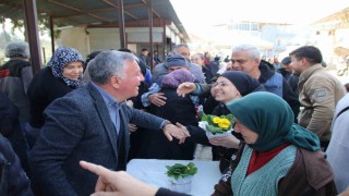 Başkan Kepenek Honazlı kadınlara çiçek takdim etti