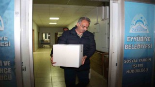Başkan Kuş ve ekibi gece yarısına kadar gıda kolisi dağıttı