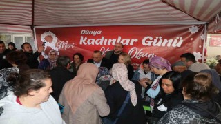 Başkan Özelden kadınlara özel 12 bin çiçek fidesi hediyesi