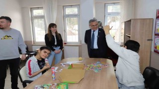 Başkan Tetikten özel çocuklara anlamlı ziyaret