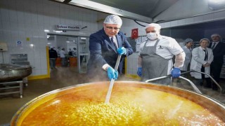 Başkan Tugay aşevinde yemek hazırlığına katıldı