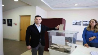Başkan Ünlü ön seçim için oyunu kullandı