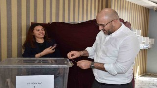 Başkan Zencirci oyunu kullandı, martineçka bilekliğini sandığa bağladı