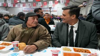 Başkan Zeyrek iftarda vatandaşlara yemek ikramında bulundu