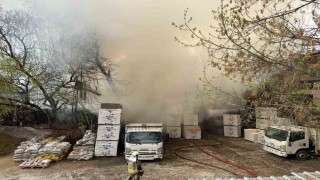 Başkentte hurda kağıt istiflenen metruk bina alev alev yandı