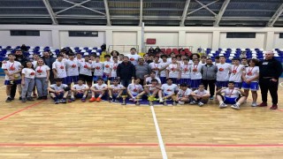 Basketler Yeşilay için atıldı