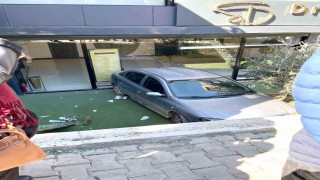 Batmanda el freni çekilmeyen otomobil bahçeye düştü
