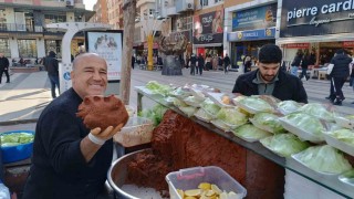 Batmanda iftar öncesi çiğköfte kuyruğu