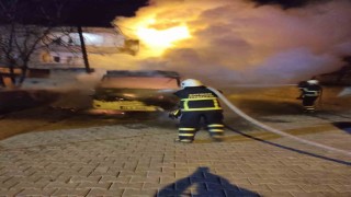 Batmanda park halindeki minibüs yandı