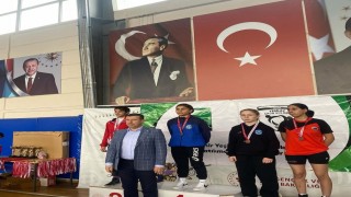 Bayanlar Güreş turnuvasında Büyükşehirli sporculardan 7 madalya