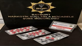 Bayburtta bir miktar uyuşturucu madde ve bir adet ruhsatsız tabanca ele geçirildi