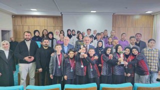 Bayburtta ezbere şiir okuma yarışmasında dereceye giren öğrenciler ödüllendirildi