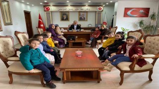 Bayburtta minik öğrenciler kumbaralarını iyilik için açtı