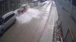 Bayburtta park halindeki aracın üzerine devasa kar kütlesi düştü