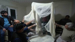 Bayburtta Ramazan ayının aranan lezzetlerinden tel helvasının yapımı saatlerce sürüyor dakikalar içinde tüketiliyor