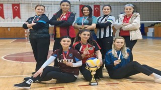 Bayburtun kadın polisleri voleybol turnuvasında birinci oldu