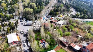Bayram öncesi mezarlıklarda araç yoğunluğu havadan görüntülendi