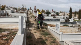 Bayram öncesinde mezarlıklarda temizlik çalışması