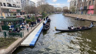 Bayramda Eskişehire gelen turistler gondol seferlerini yoğunlaştırdı