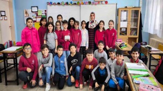 Bayramda yaşıtları gülsün diye Askıda kıyafet projesi başlattılar