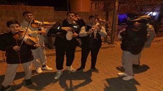 Bayramiçliler yaklaşık bir asırdır sahura şarkılarla uyanıyorlar